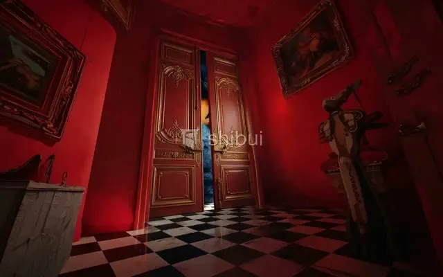 Um corredor vermelho com portas abertas revelando uma figura misteriosa e um piso quadriculado.