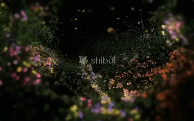 Um túnel escuro com vegetação e flores coloridas em tons de rosa, roxo e laranja.