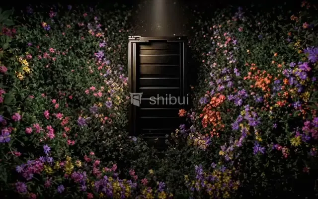Um portão preto cercado por flores coloridas em um jardim escuro e misterioso.