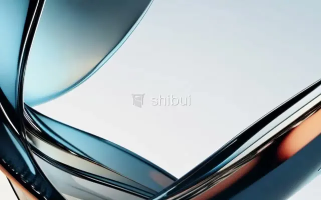 Um redemoinho abstrato de vidro azul e âmbar com reflexos metálicos sobre um fundo claro.