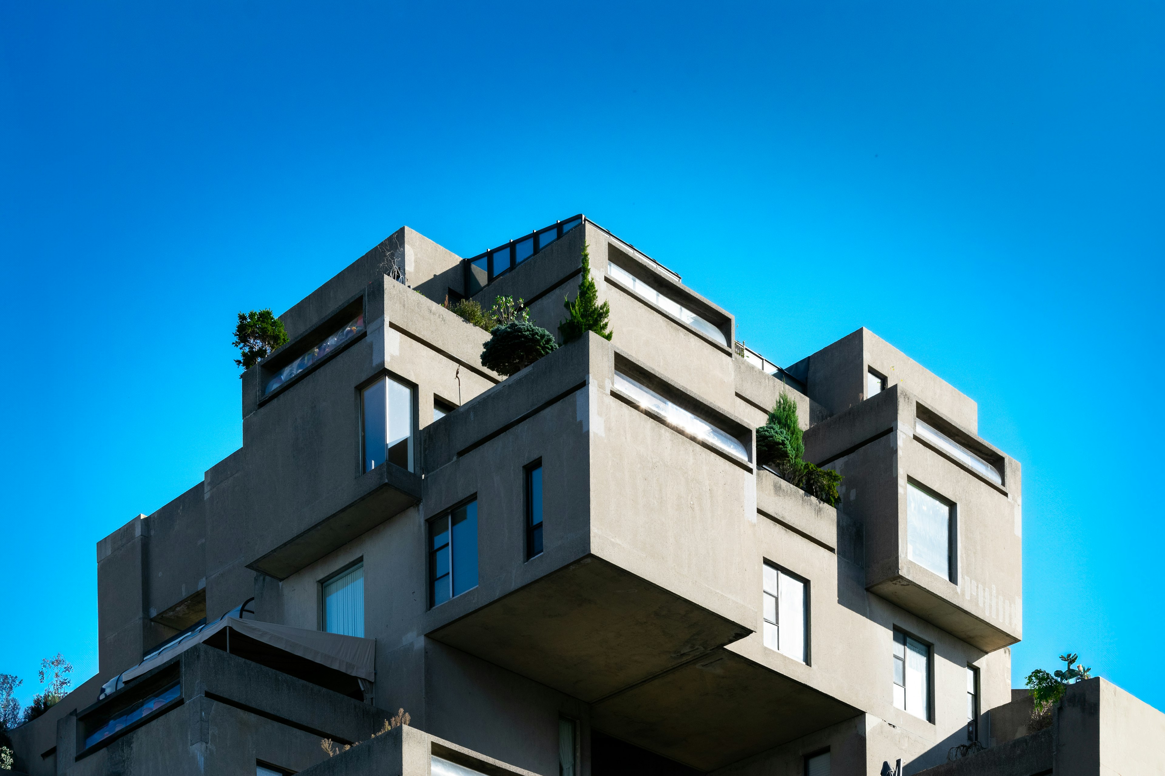 Habitat 67 — stacked modular volumes