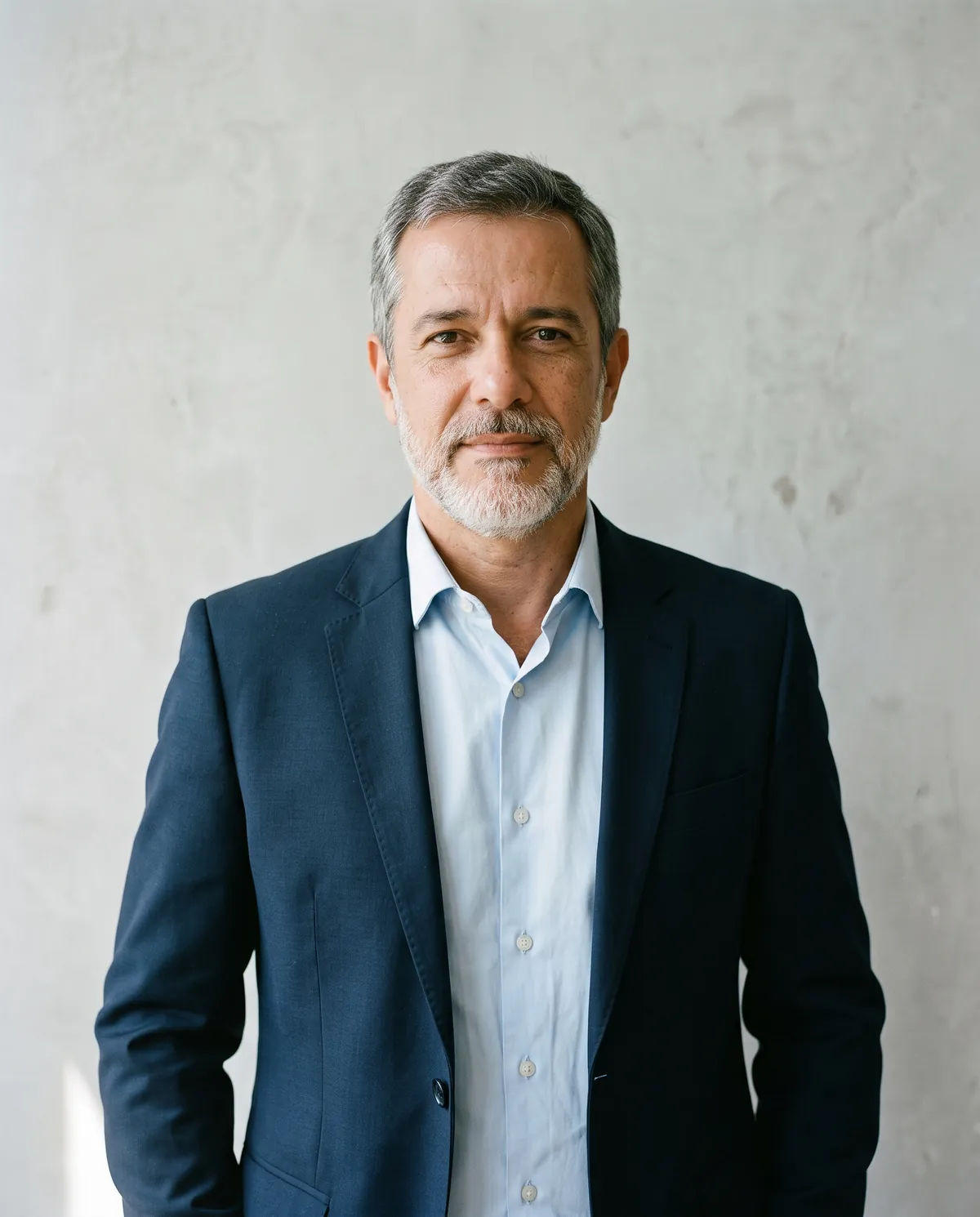 Retrato de Marcos Vianna, sócio, de terno azul-marinho