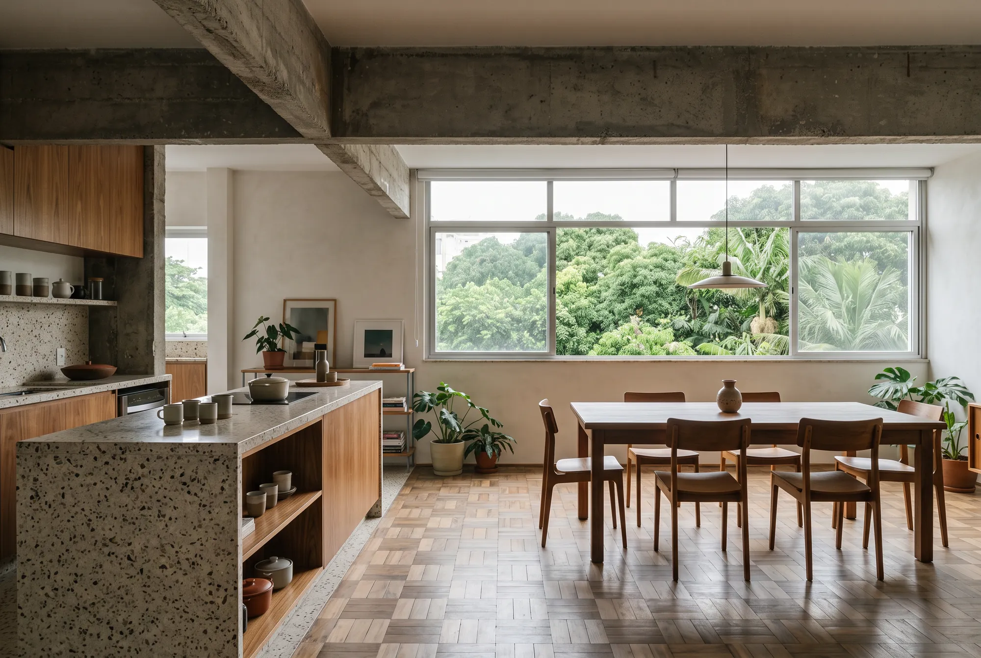 Cozinha integrada à sala de jantar com piso de taco restaurado, bancada de granilite e viga de concreto aparente